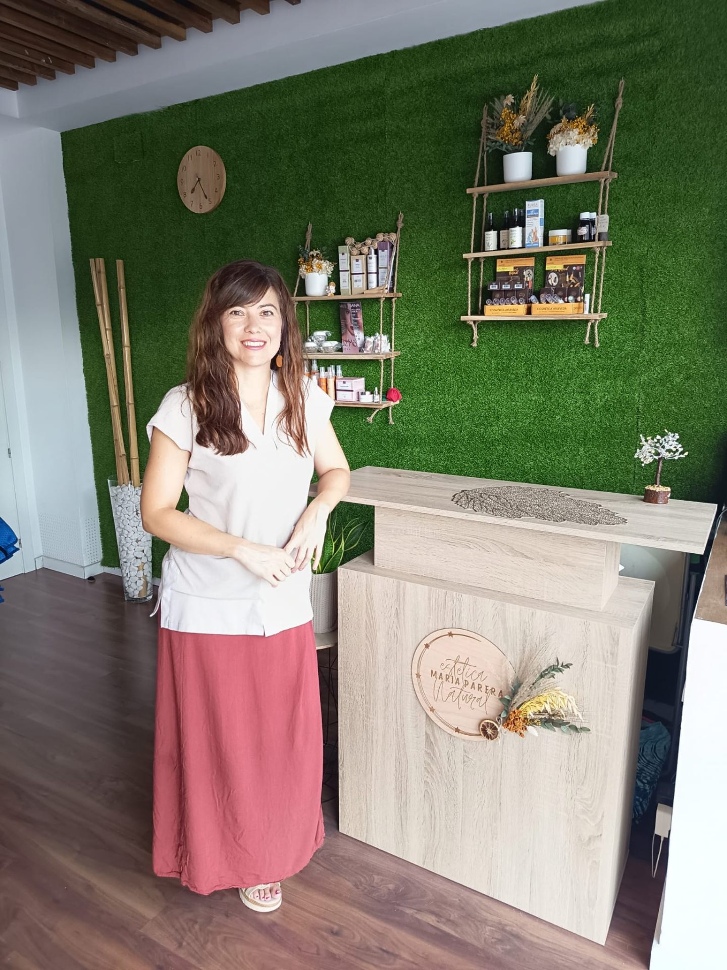 María en la recepción del centro